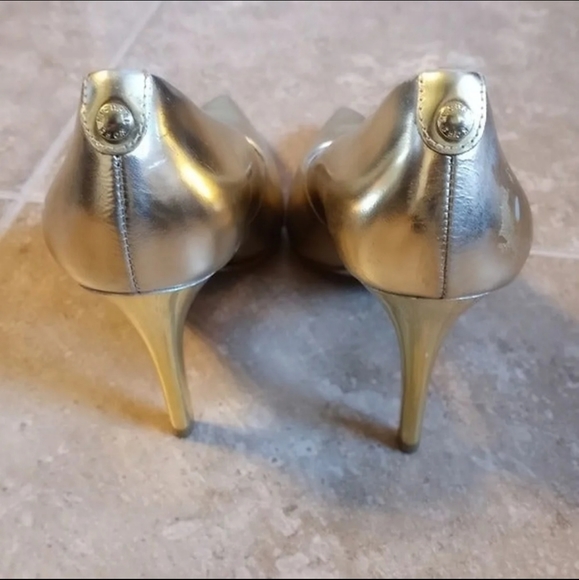 Michael MK Gold Heels 6-7.5 - Picture 3 of 4